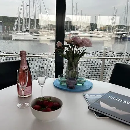 Hausboot In An Der Kieler Foerde