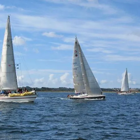 Hausboot In An Der Kieler Foerde *