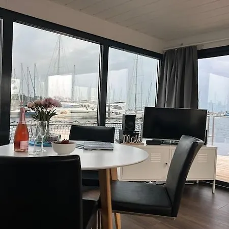 Hausboot In An Der Kieler Foerde * ラーボエ