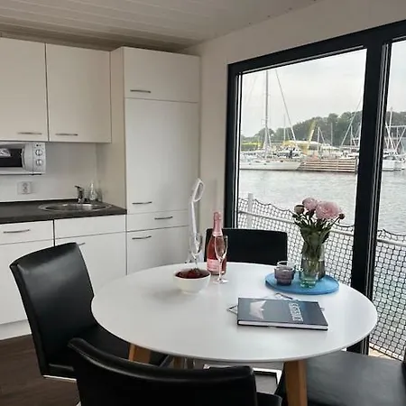 Hausboot In An Der Kieler Foerde 船上ホテル