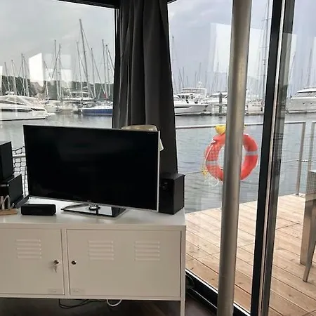 Hausboot In An Der Kieler Foerde ラーボエ