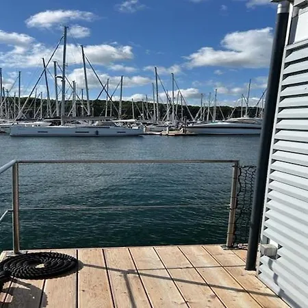 Hausboot In An Der Kieler Foerde *